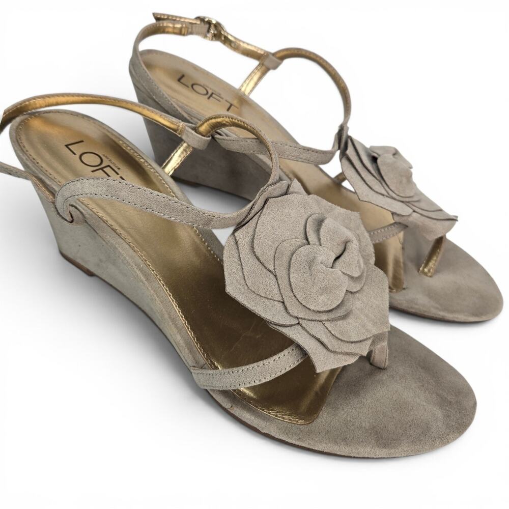 LOFT Wedge Sandals 3D Floral Rosette Beige Tan Ankle Strap Size 9M Boho Coquette